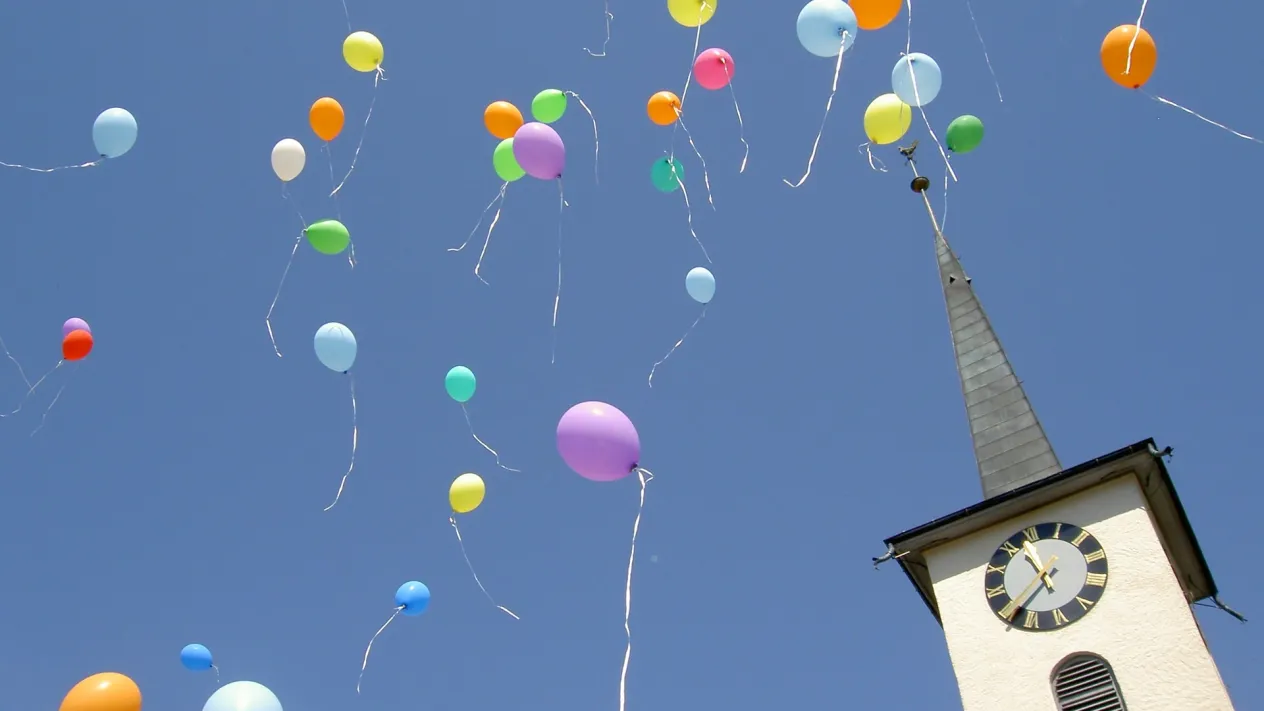Kirche mit Ballonen (Foto: Kirchenweb Bilder) Kirche mit Ballonen (Foto: Kirchenweb Bilder)